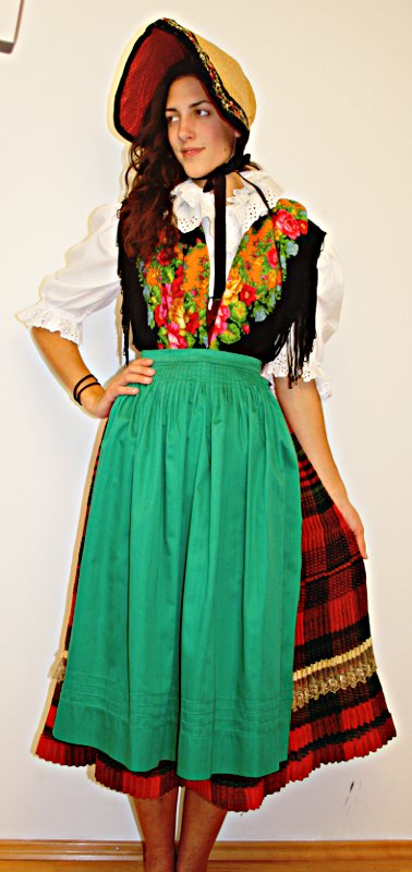 Mecklenburg-Vorpommersche Tracht (Bluse, Rock, Schürze, Schultertuch und Haube) mieten