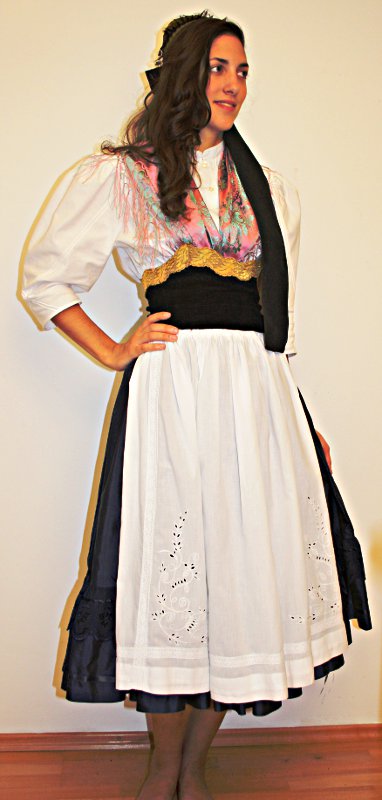 Niedersächsische Tracht – Damen (Bluse, Mieder, Rock, Schürze, Tuch und Haube) mieten