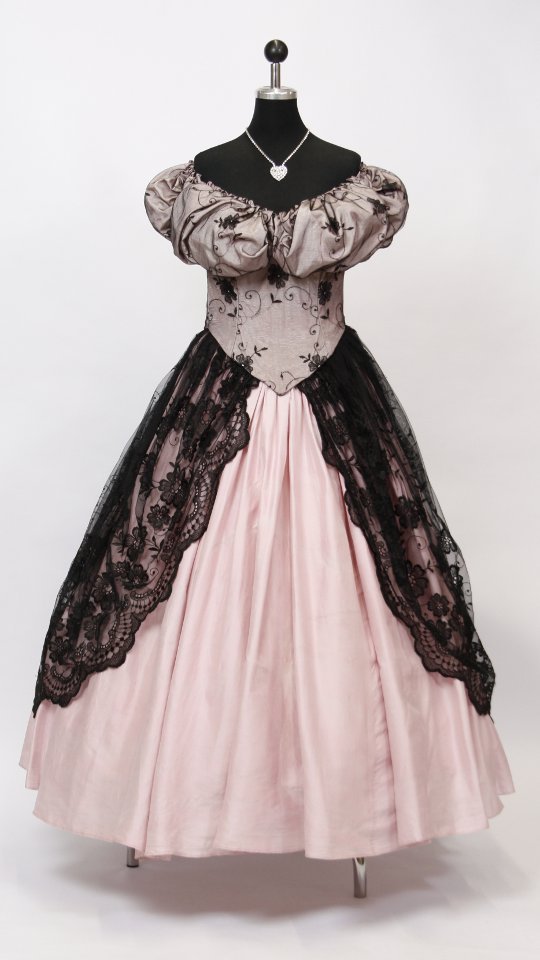 Sissikleid – Ballkleid – Rokoko Outfit in Altrosa (Kleid, Reifrock, Kette) mieten