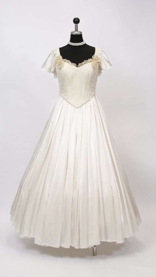 Sissikleid – Ballkleid – Rokoko Outfit in Creme (Kleid, Reifrock und Kette) mieten