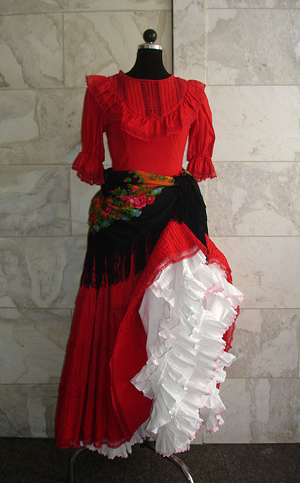 Costa Rica Tracht – Damen – Rot (Kleid, Unterrock und Schultertuch) mieten