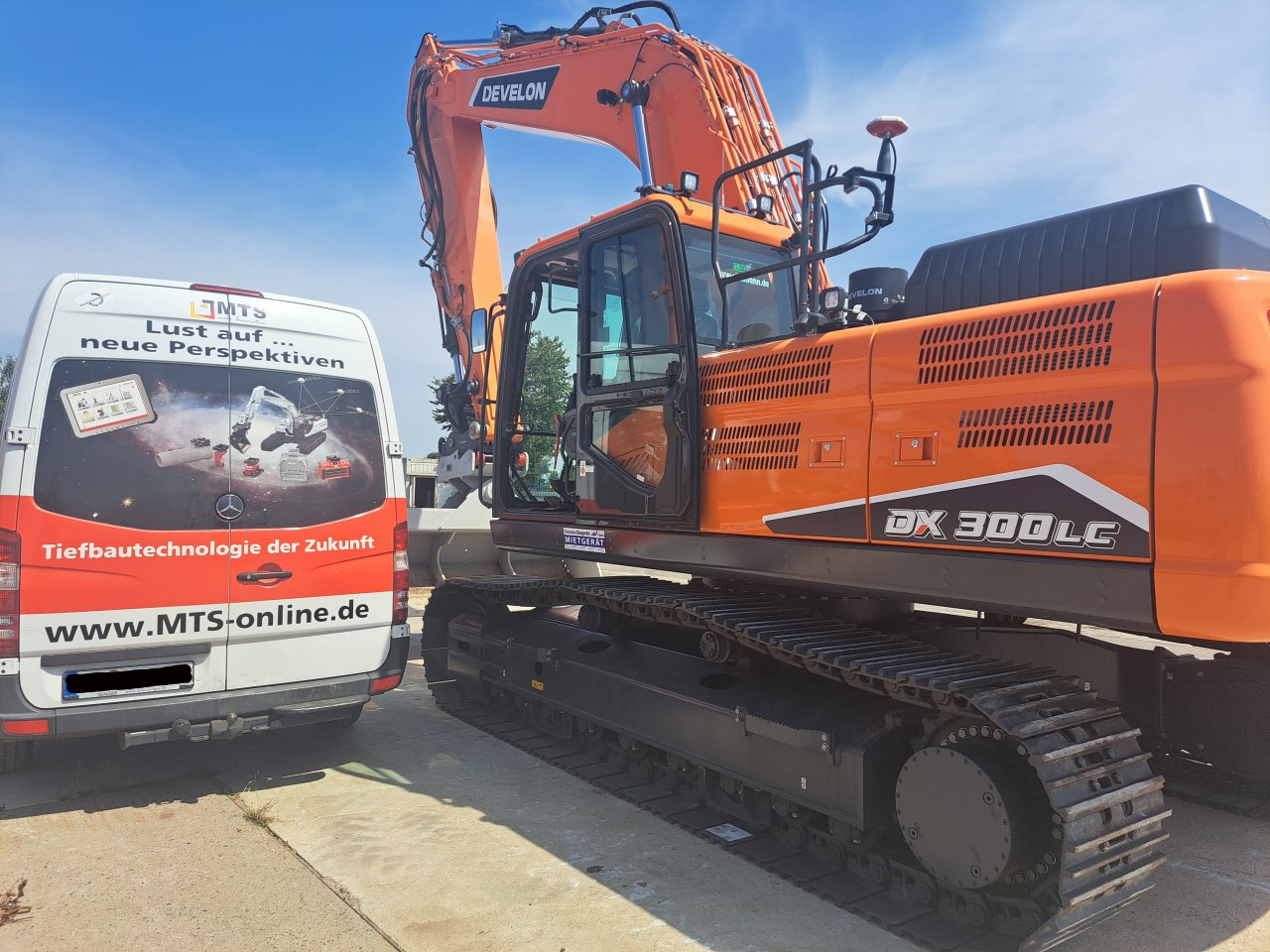 Raupenbagger – 30,0 t Develon DX300 mit Oilquick OQ 80 mieten bei Ziesmann Baugeräte