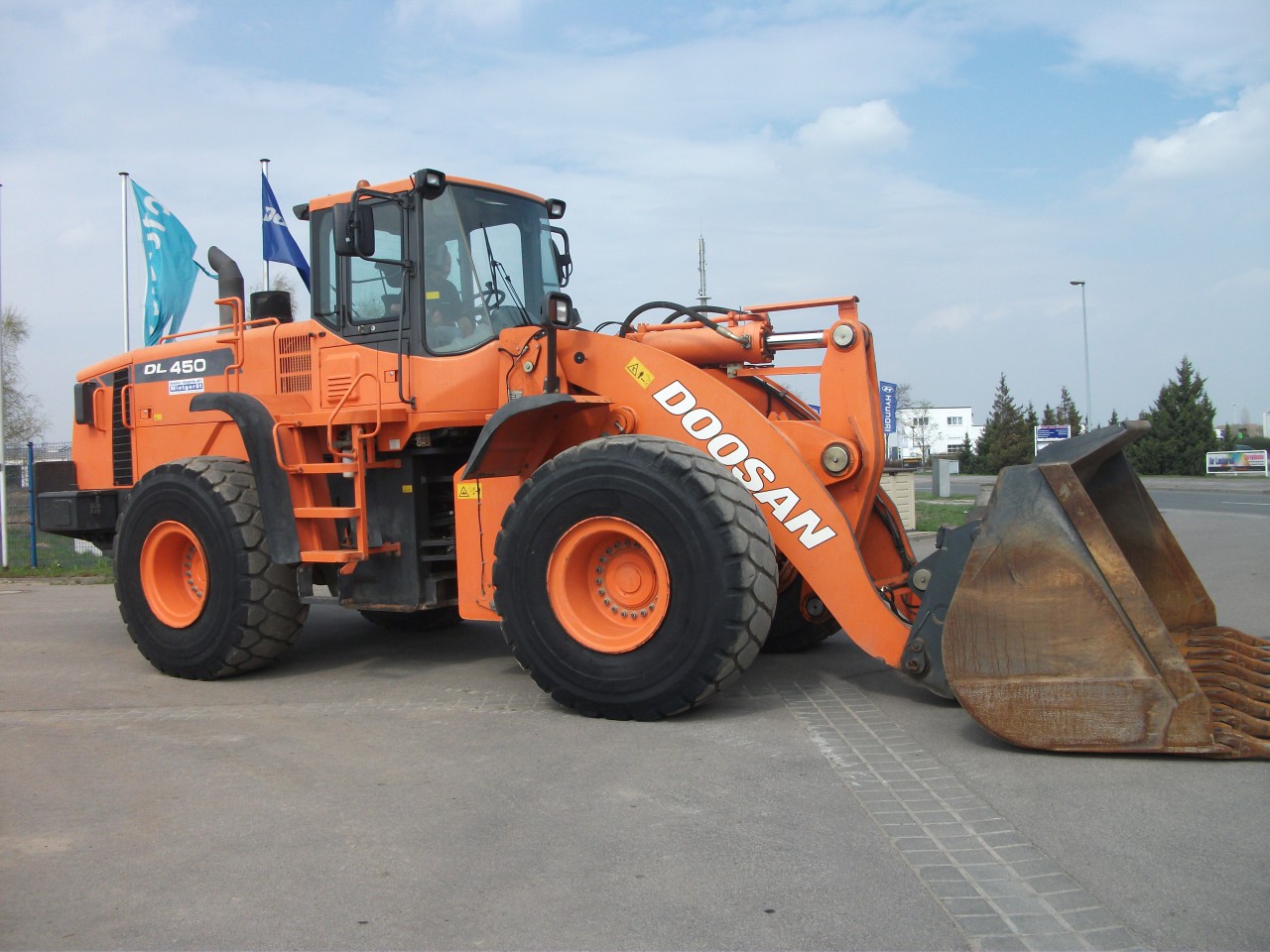 Radlader - jeweils mit Standardschaufel und Palettengabel – 27,0 t Develon mieten mieten