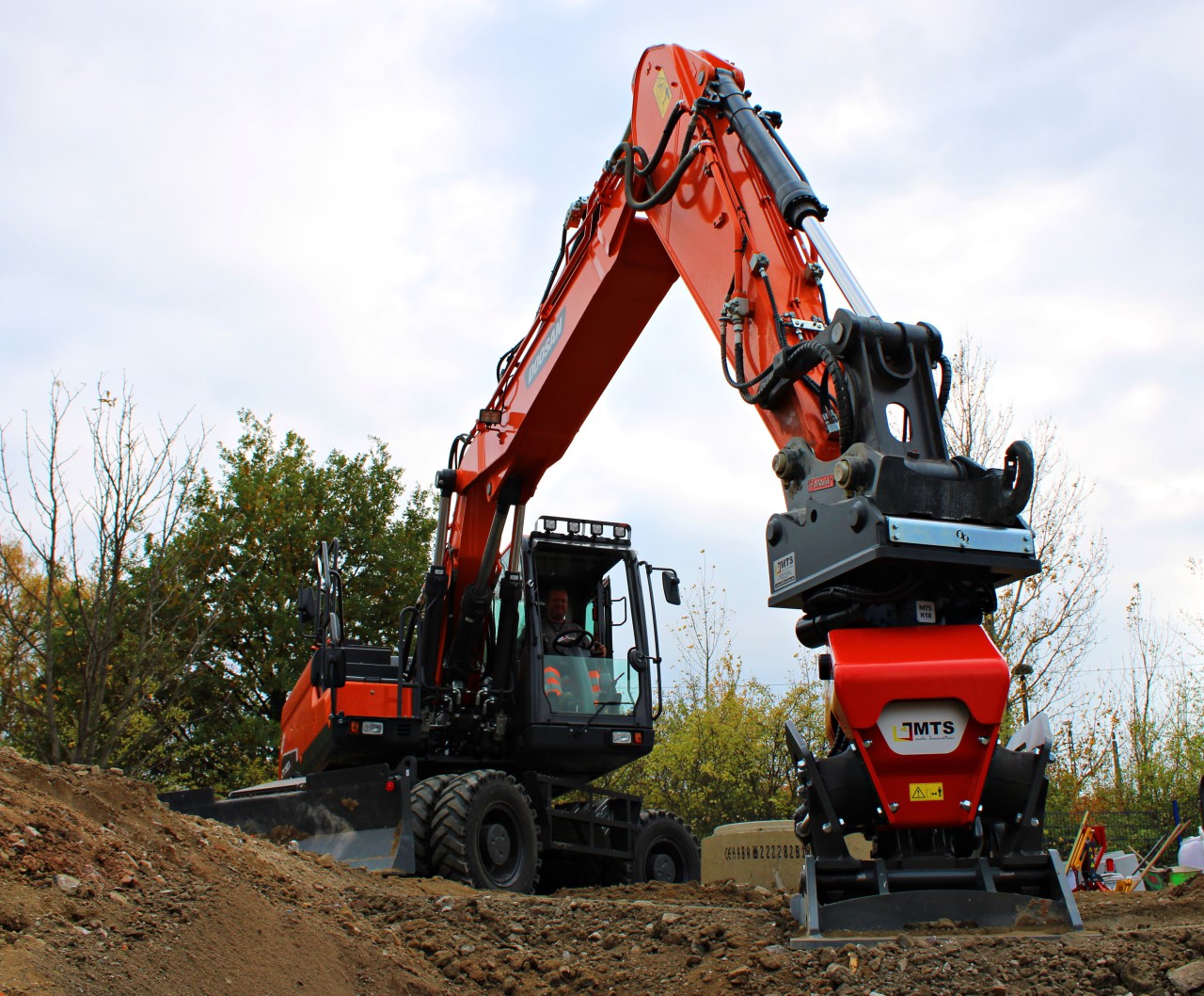 Mobilbagger – 19,0 t Develon DX190W mit Oilquick OQ 70/55 mieten bei Ziesmann Baugeräte