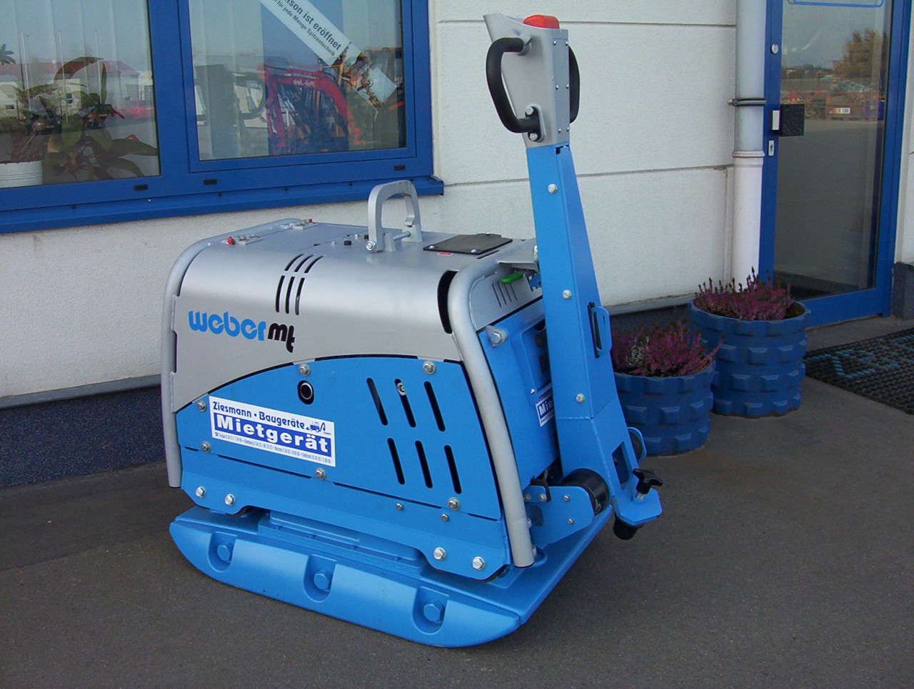 Vibrationsplatte CR8 / Bomag, 600 kg mieten bei Ziesmann Baugeräte
