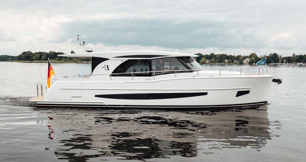 Boarncruiser 1280 Elegance "Jana" mieten bei Yachtcharter Werder