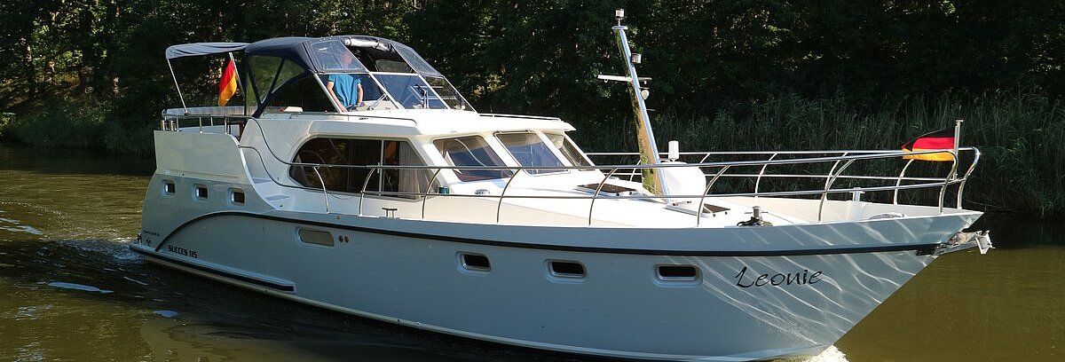 Leonie - Succes 115 Ultra mieten bei Müritz-Yacht-Management