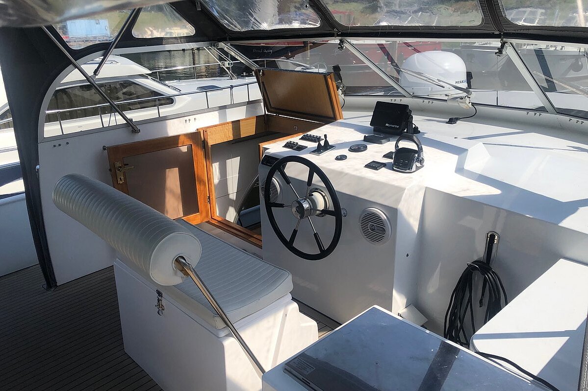 Platinum - M-Retro 120 mieten bei Müritz-Yacht-Management