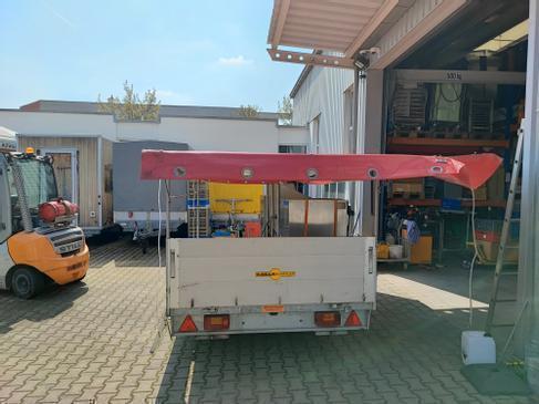 Spülmobil mieten – mobiler Geschirrspülanhänger mit roter Plane – 4