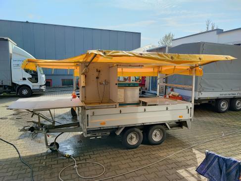 Spülmobil mieten – Einachsanhänger mit Gewerbespülmaschine, gelbe Plane – 2