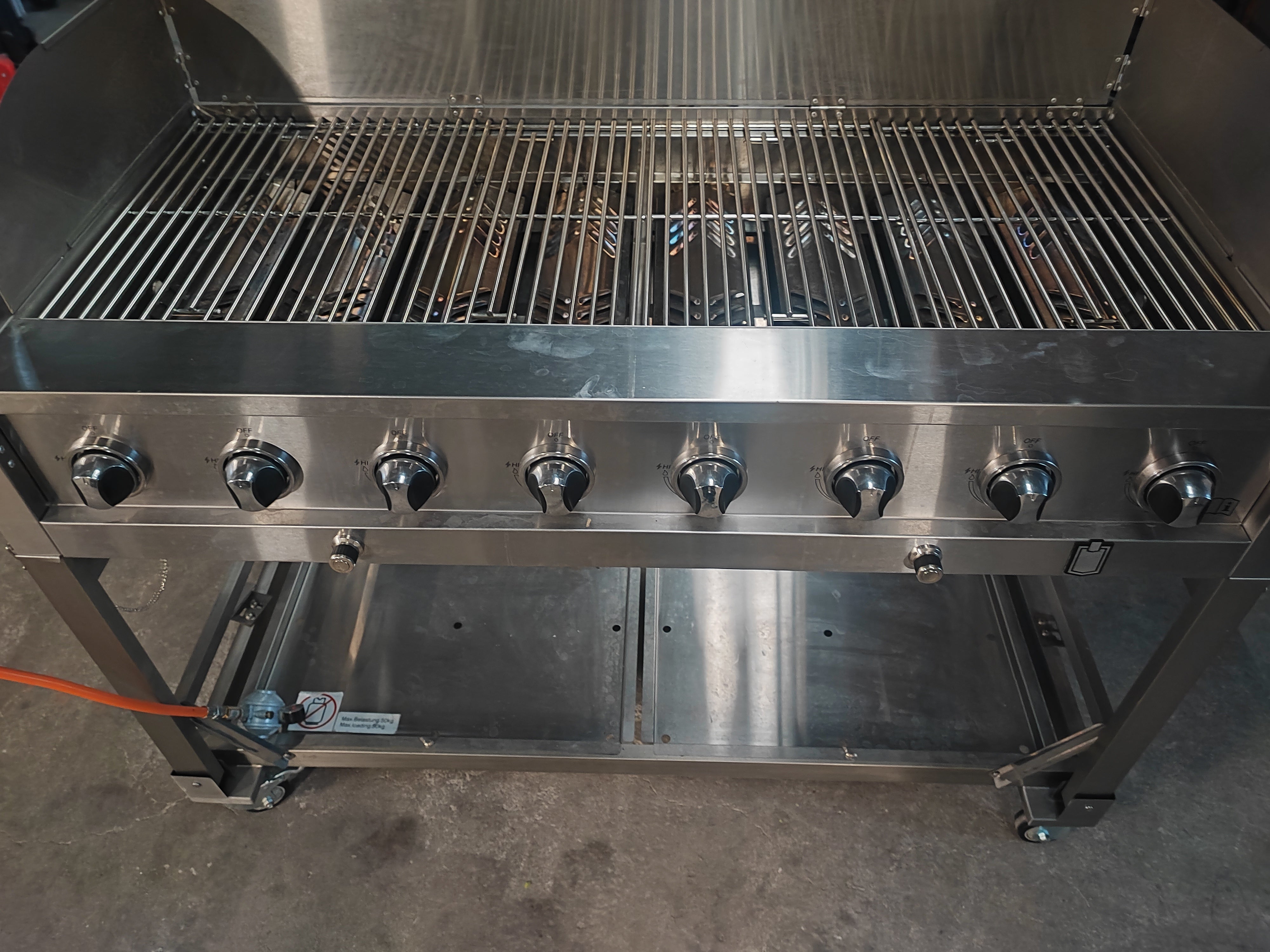 Profi-Gasgrill mieten – 8-Brenner-Gasgrill auf Rollen, Grillfläche 123x49 cm – 2