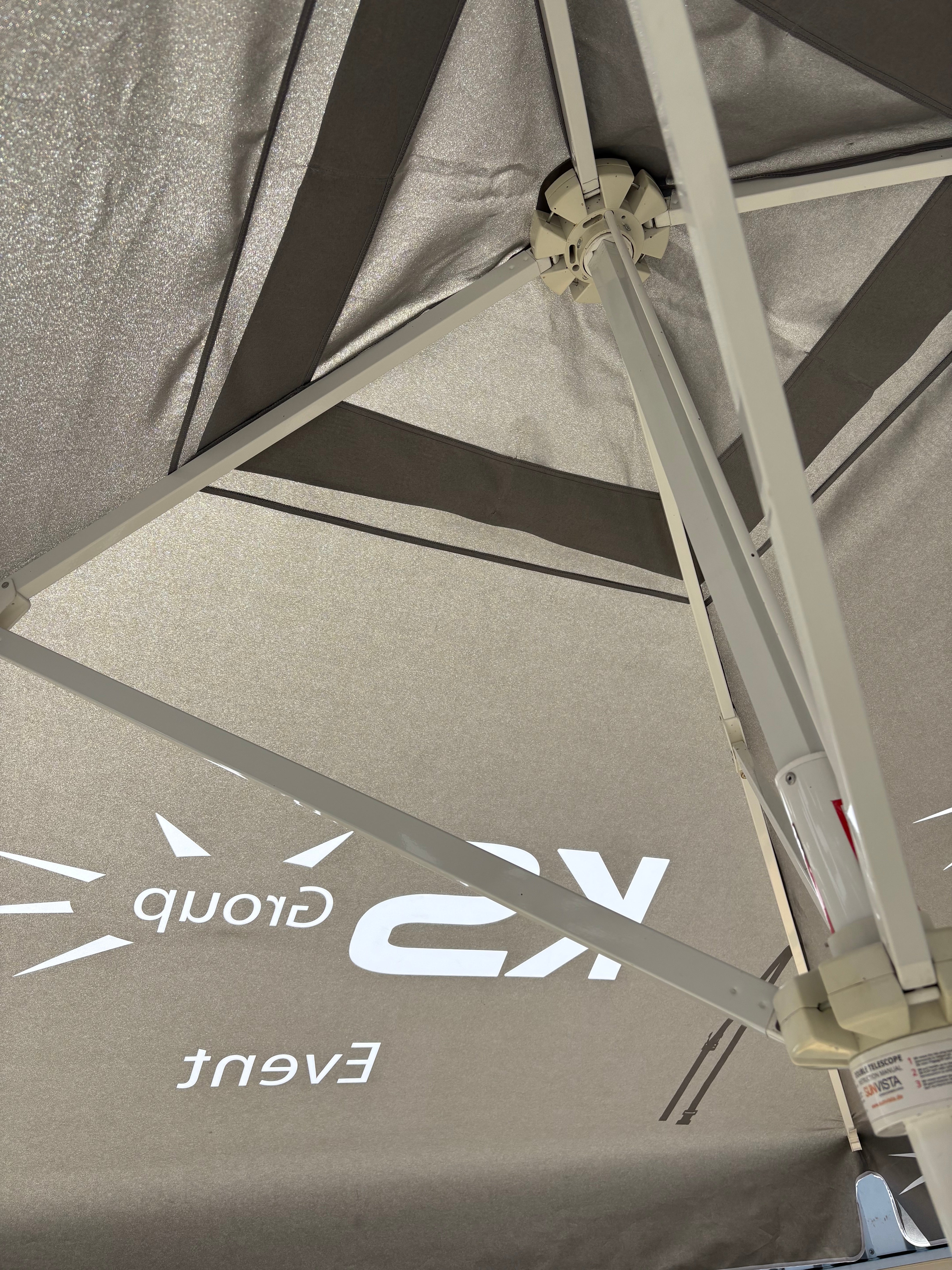 Sonnenschirm 3x3 m mieten – Teleskop-Schirm mit Aluminiumrahmen inkl. Ständer – 4