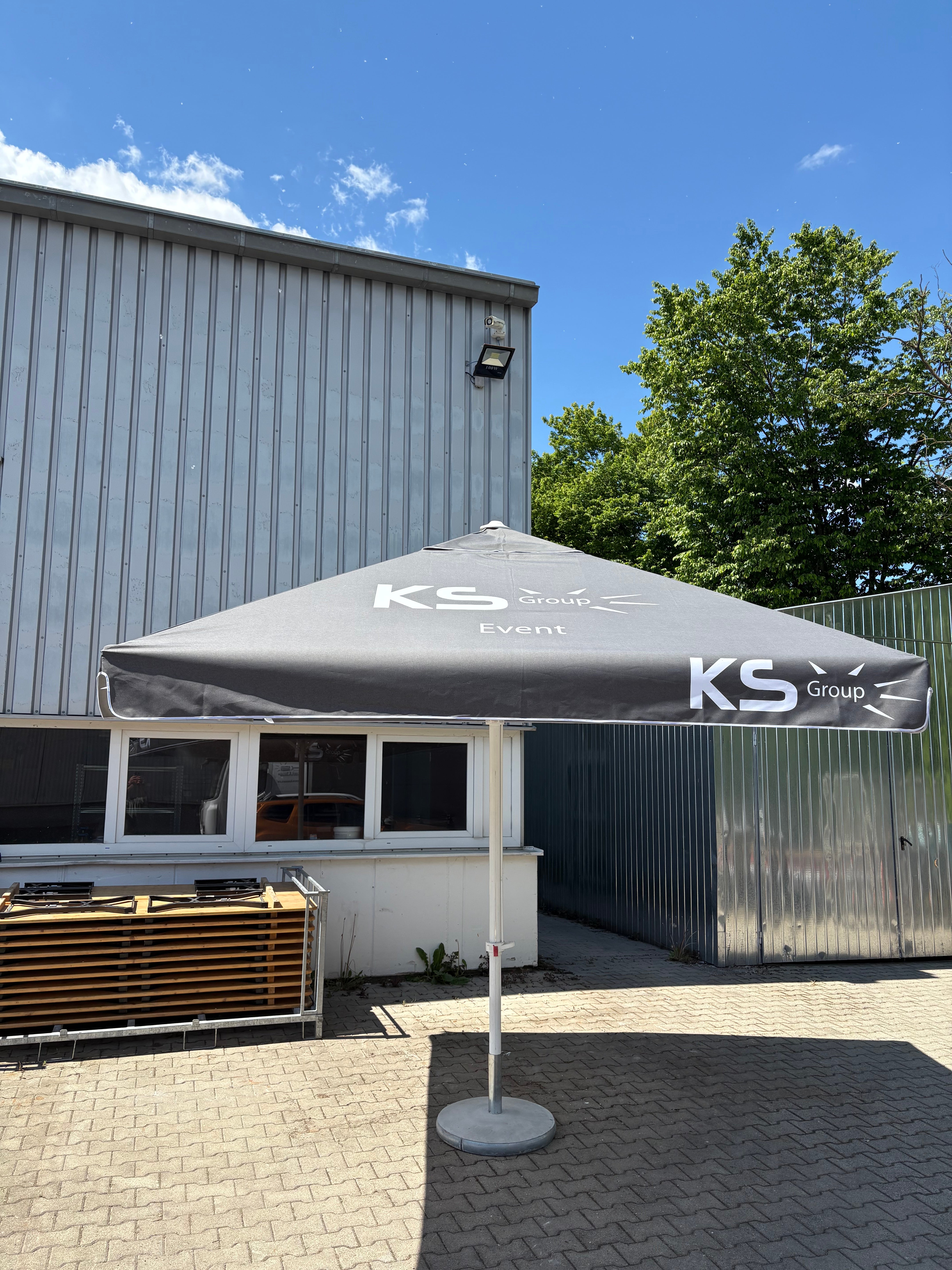 Sonnenschirm 3x3 m mieten – Teleskop-Schirm mit Aluminiumrahmen inkl. Ständer – 2