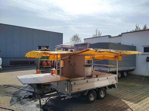 Spülmobil mieten – Einachsanhänger mit Gewerbespülmaschine, gelbe Plane