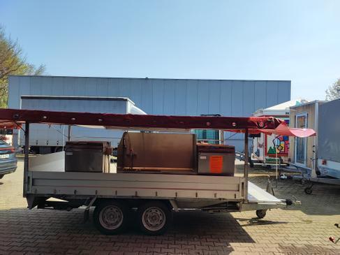 Spülmobil mieten – mobiler Geschirrspülanhänger mit roter Plane