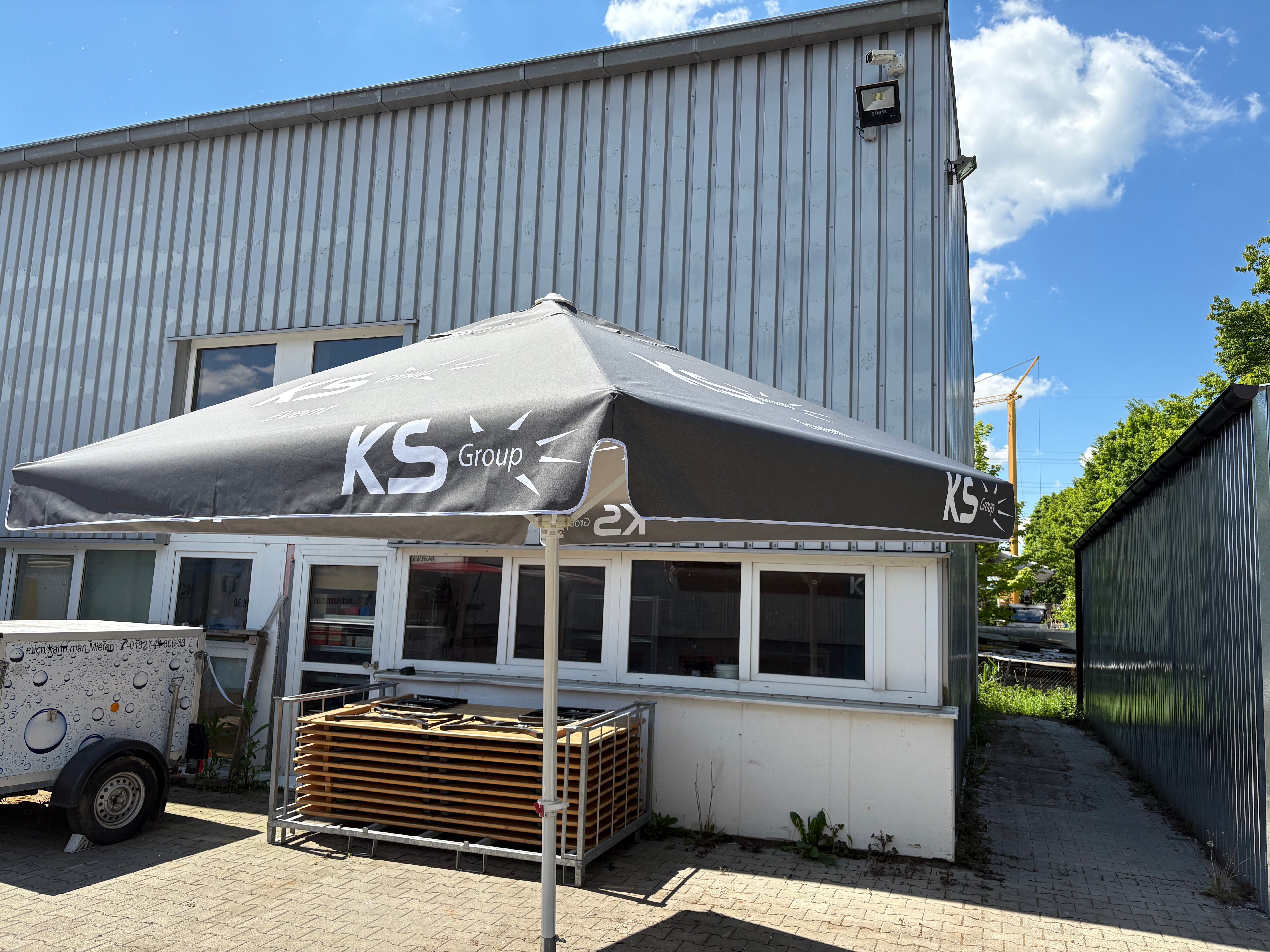 Sonnenschirm 3x3 m mieten – Teleskop-Schirm mit Aluminiumrahmen inkl. Ständer