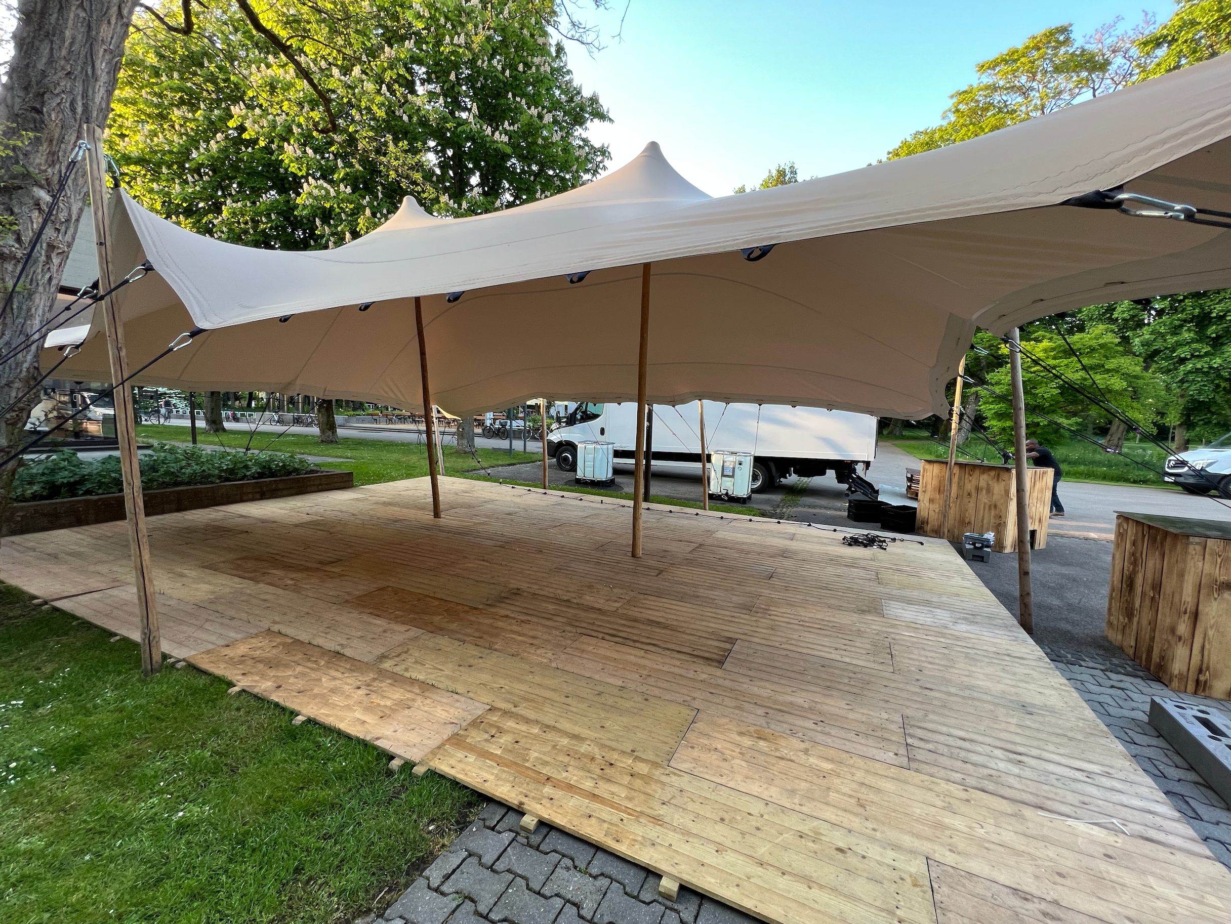 Stretchzelt mieten 7,5 x 10 m weiß/creme – 75 m² Tentickle Tipi-Zelt – 2