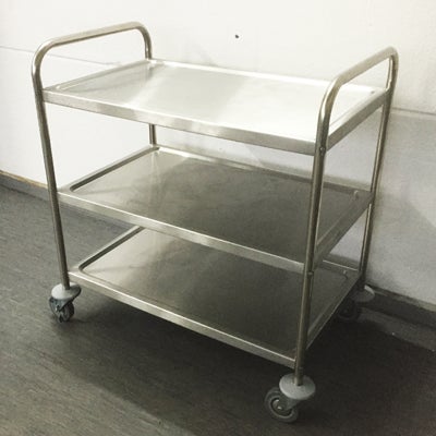 Servierwagen mieten – 3-etagiger Servierwagen in Silber für Events