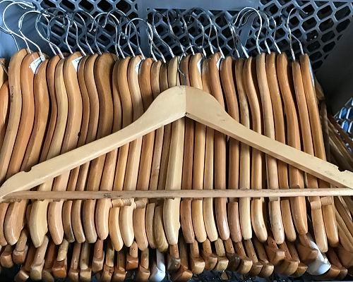 Kleiderbügel aus Holz mieten – Set mit 40 Stück für Event-Garderoben