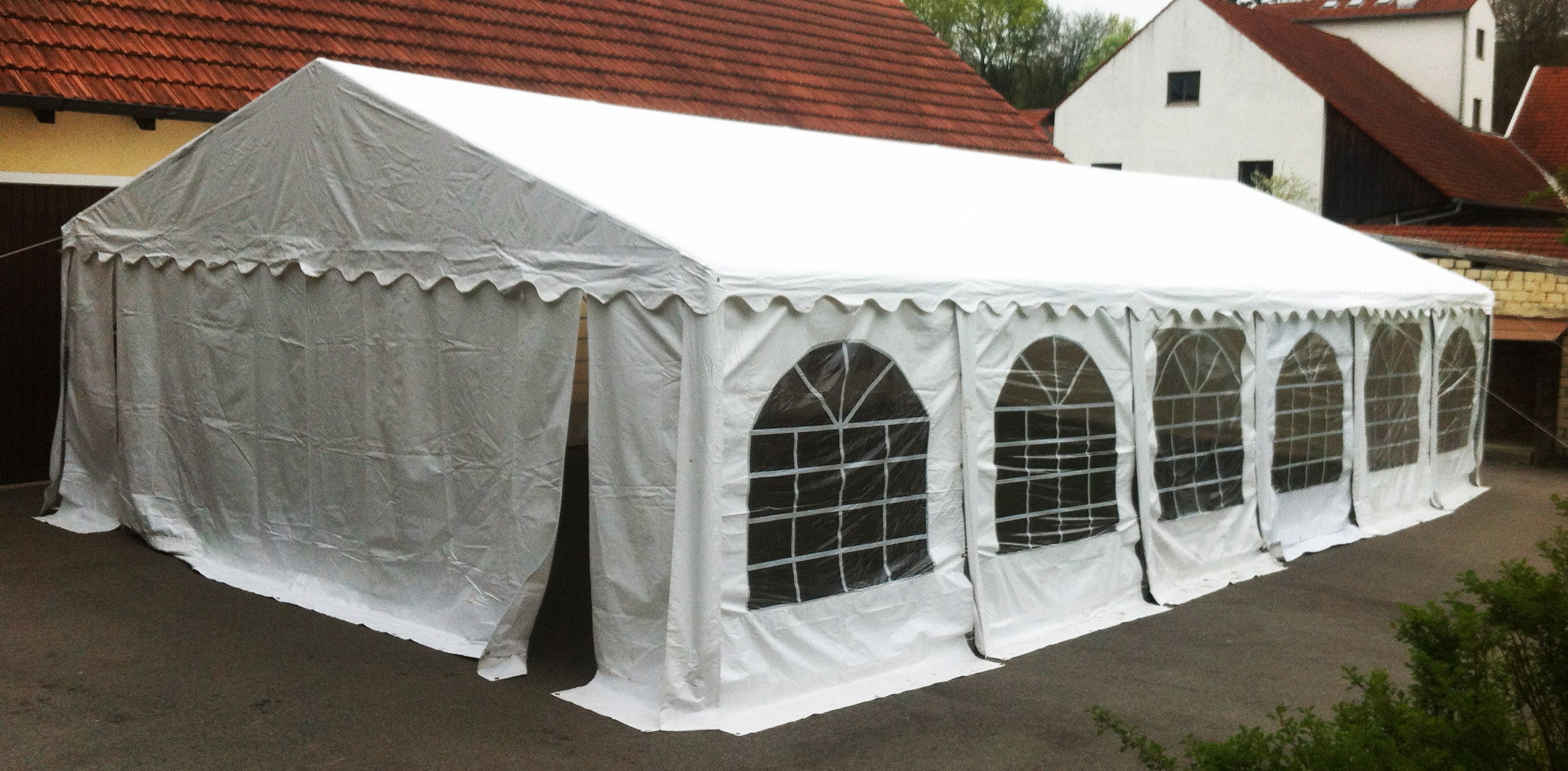Partyzelt mieten 6 x 8 m inkl. Seitenteile mit Fenster – bis 100 Gäste