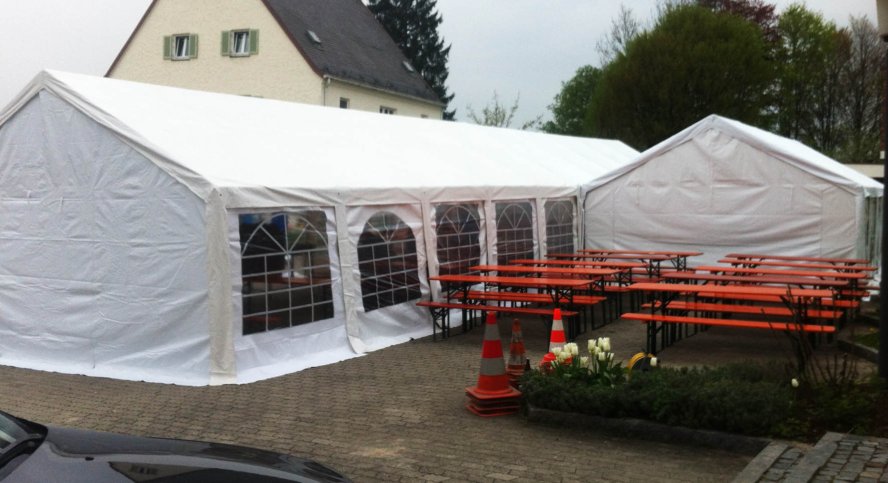 Partyzelt mieten 6 x 12 m inkl. Seitenteile mit Fenster – bis 150 Gäste