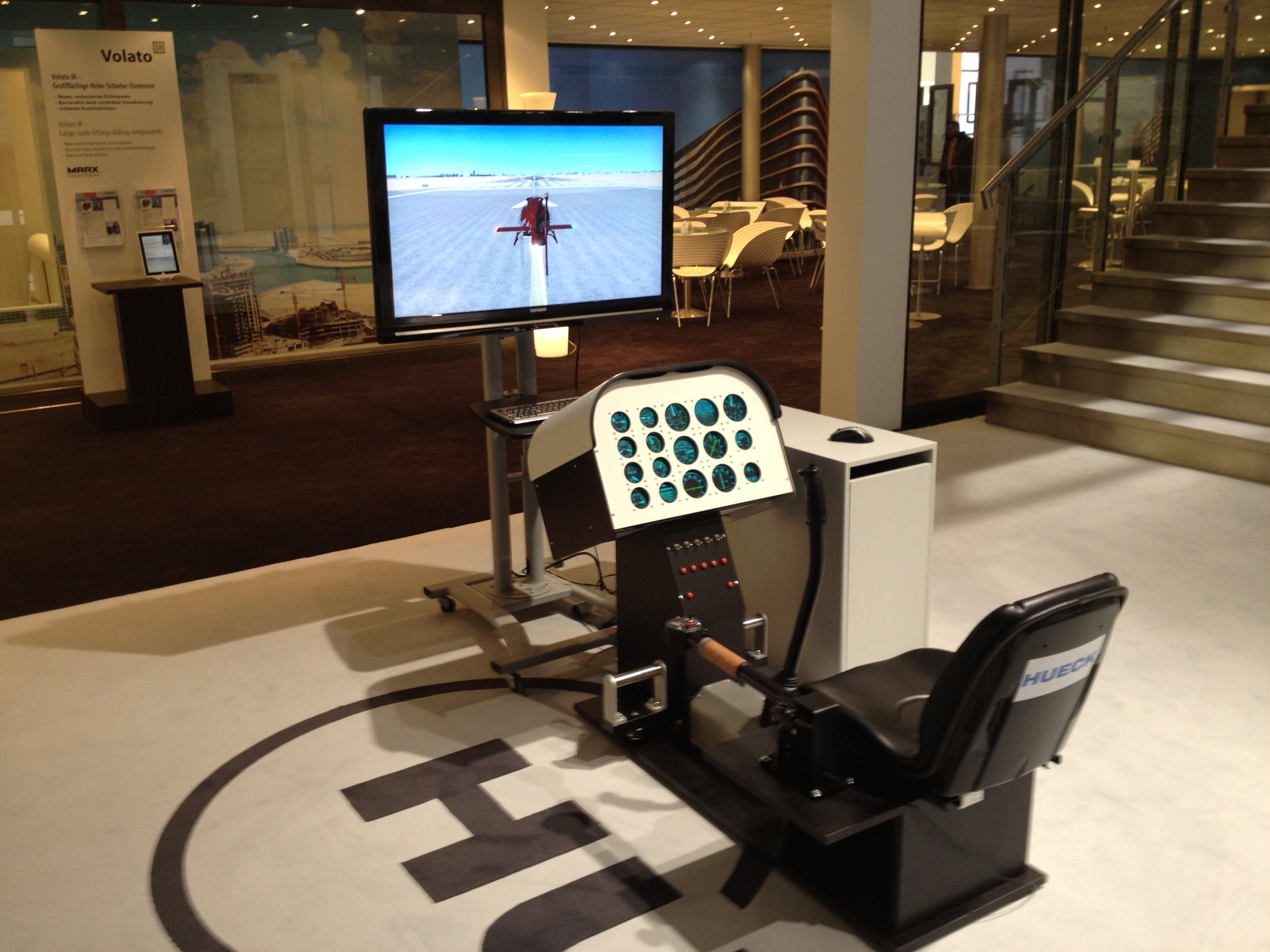 Hubschrauber-Simulator mieten – Helikopter-Flugsimulator mit Original-Steuerung