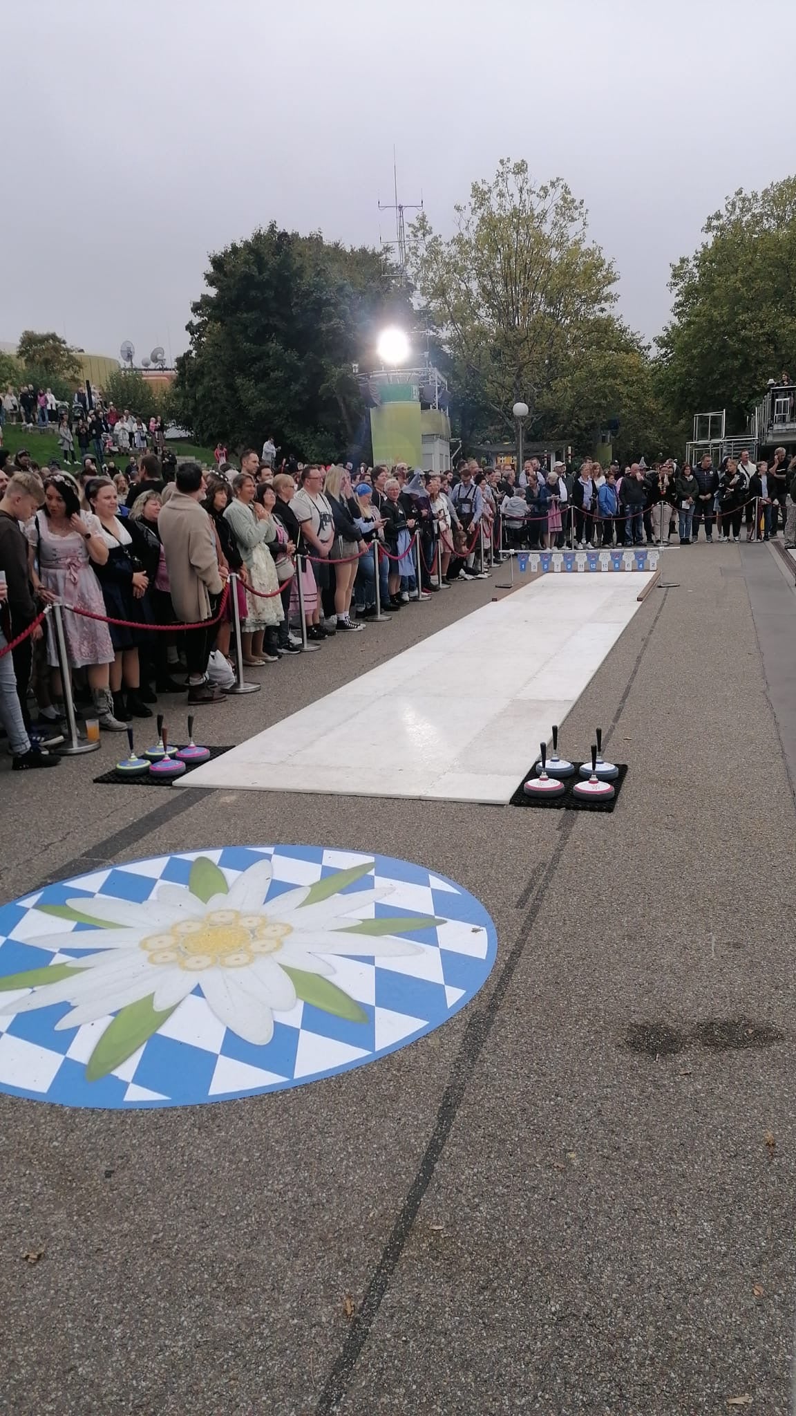 mobile Eisstockbahn das ORIGINAL aus dem ZDF-Fernsehgarten jetzt auch mit Lattl-Gestell (bekannt aus TV Total) – 2