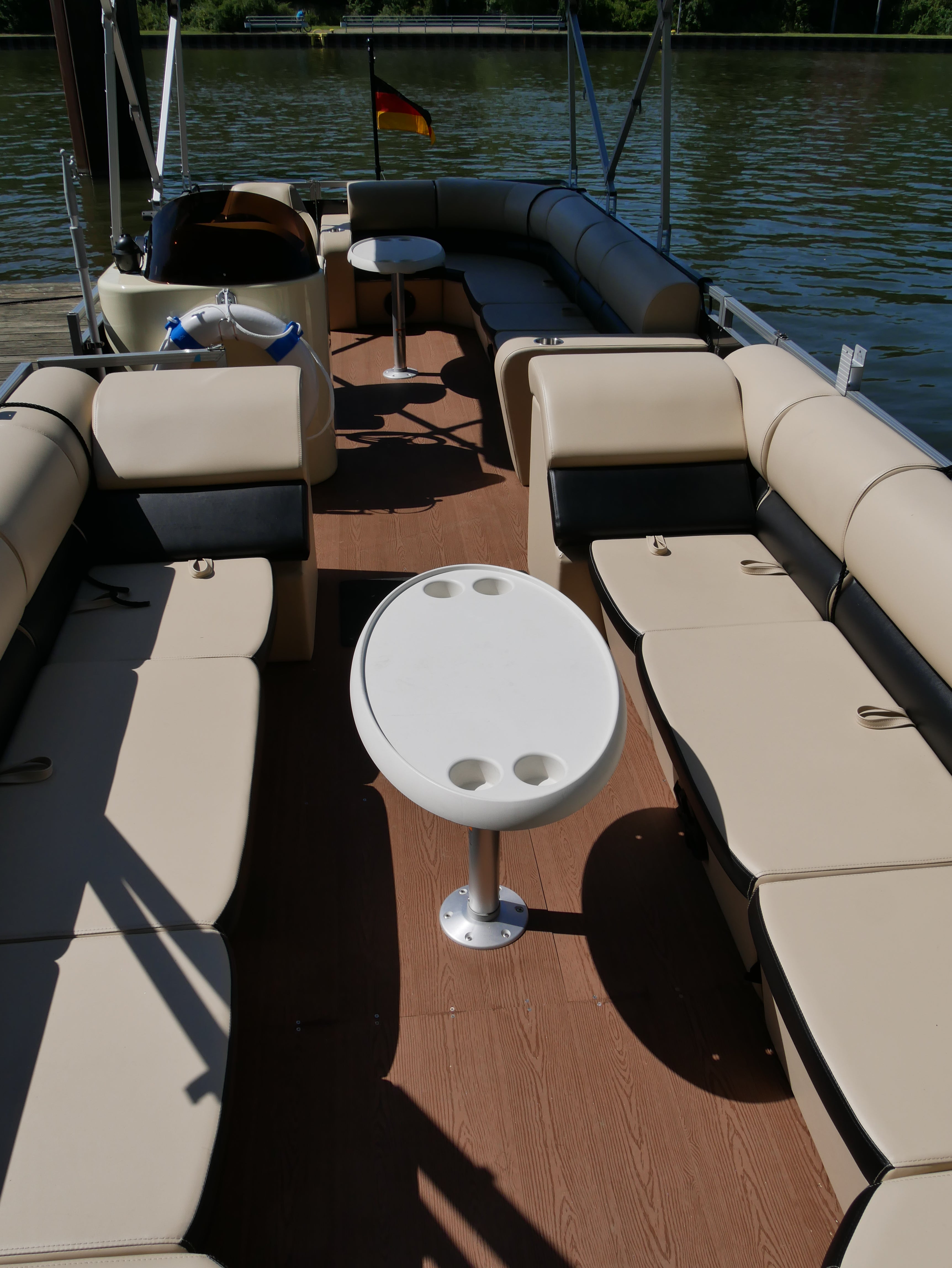 Motorboot „JOLLY ROGER“ – Luxuriöses Event-Boot in Oberhausen!
