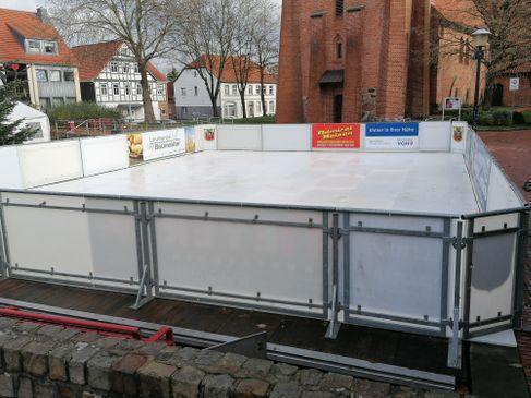 Mobile Eisbahn mieten – 100 bis 500 qm Kunststoffeisbahn ohne Strom & Wasser – 2