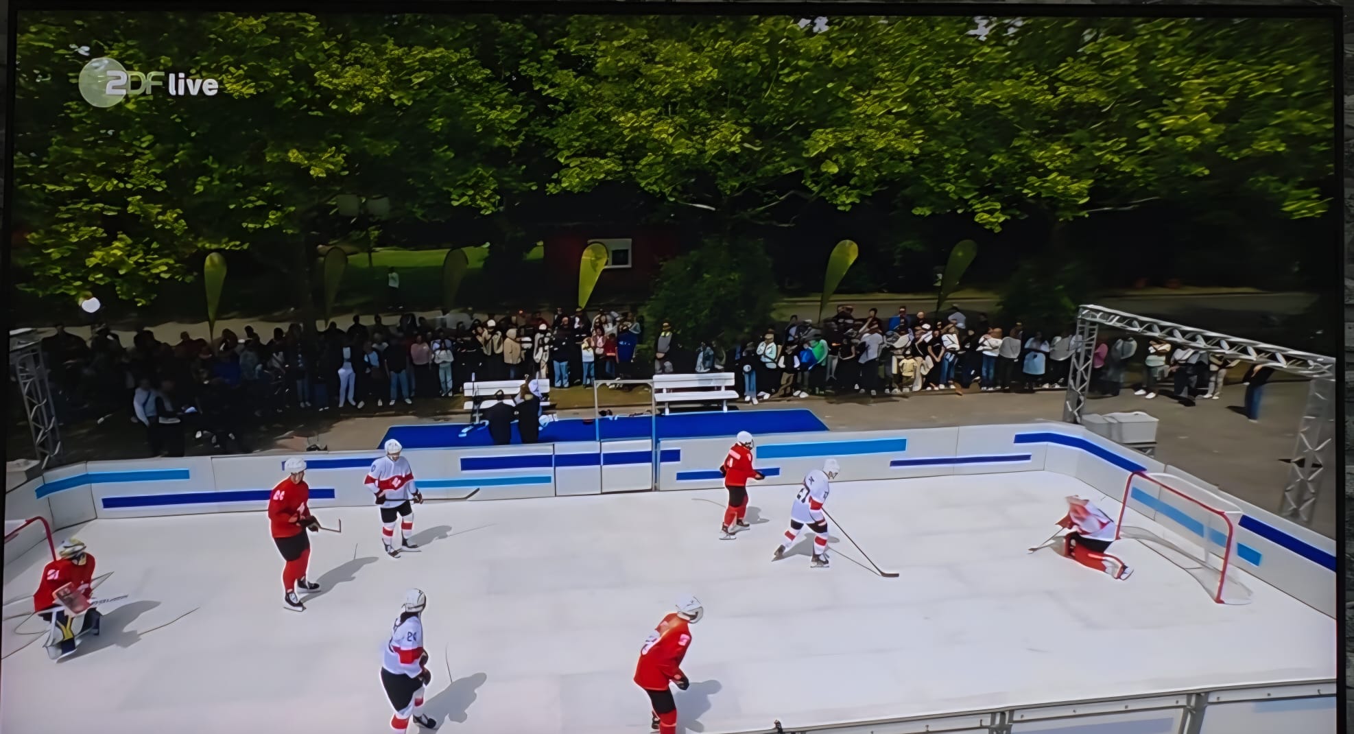 Mobile Eisbahn mieten – 100 bis 500 qm Kunststoffeisbahn ohne Strom & Wasser
