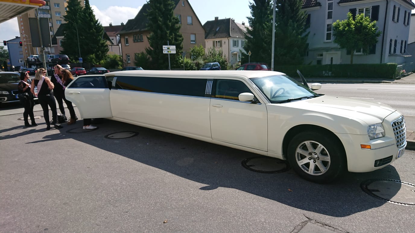 Stretchlimousine mieten – Chrysler C300, Hummer H3 & Mercedes Oldtimer für Hochzeit & Party – 4