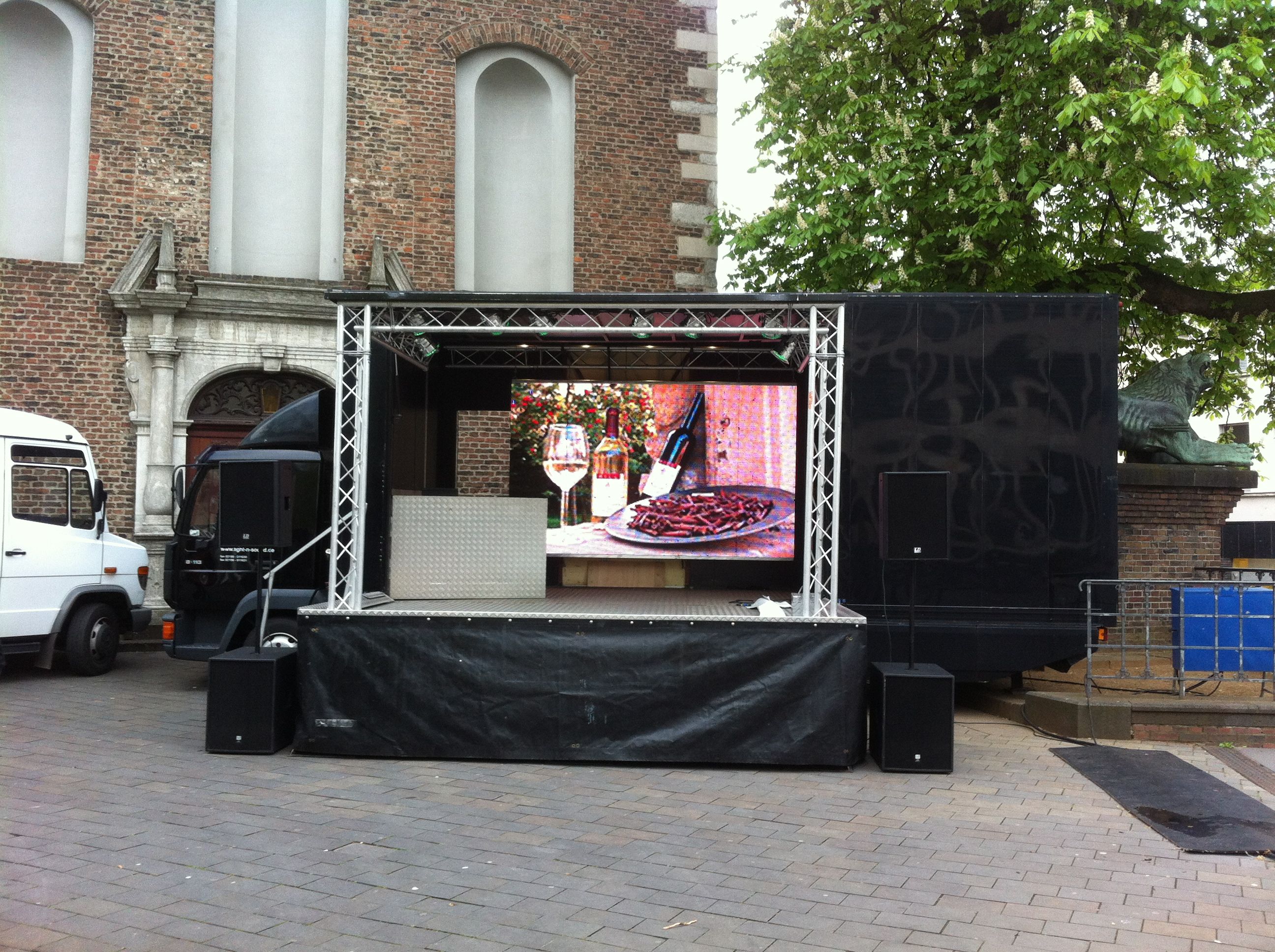 LED-Trailer mieten - 12 m² LED-Wand P3.9, in-/outdoor – 2