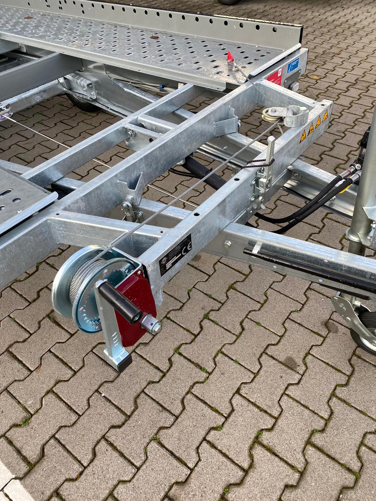 Stema Autotransporter 3500 kg mieten – Anhänger mit Seilwinde, 2564 kg Nutzlast – 2