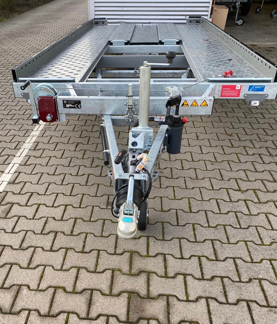Stema Autotransporter 3500 kg mieten – Anhänger mit Seilwinde, 2564 kg Nutzlast – 4