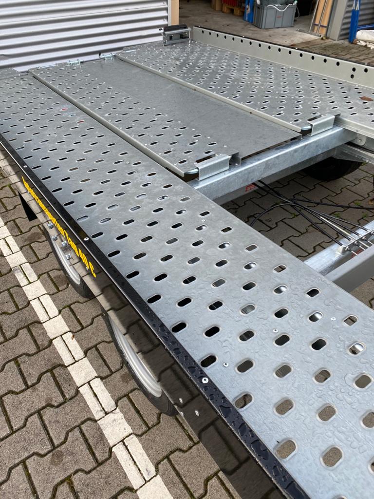 Stema Autotransporter 3500 kg mieten – Anhänger mit Seilwinde, 2564 kg Nutzlast – 3
