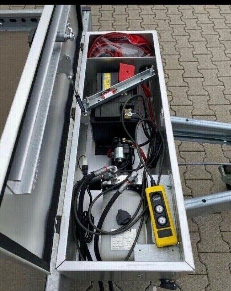 Stema WOM 1500 kg mieten – absenkbarer Anhänger mit E-Pumpe, Tempo-100-Zulassung – 2