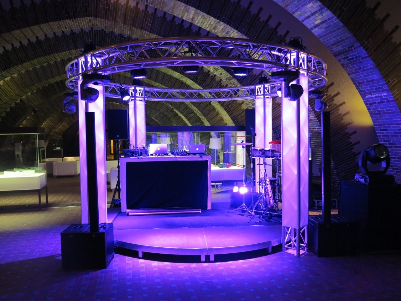 Rundbühne 4 m Durchmesser mieten – modulares Podest für Messen & Events – 3