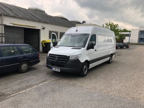Mercedes Sprinter 3,5 t mit Fahrer mieten – Kasten-Lkw mit AHK