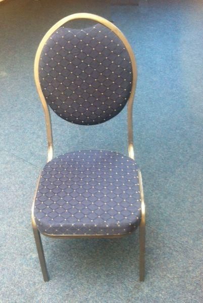 Bankettstuhl gepolstert blau mieten – elegant für jeden Anlass