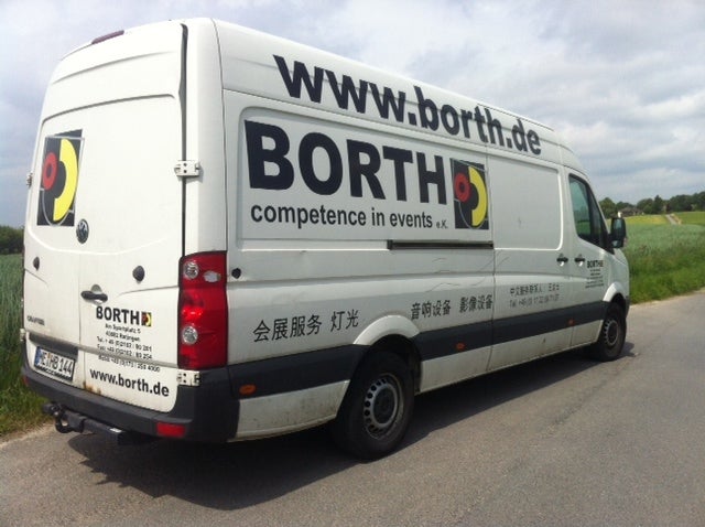 VW Crafter 3,5 t mieten mit Fahrer – Kasten-Lkw mit AHK & großer Ladefläche – 3