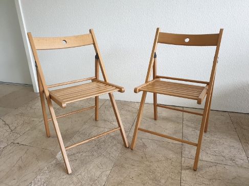 Klappstuhl aus Holz mieten – robust, optional mit Kissen