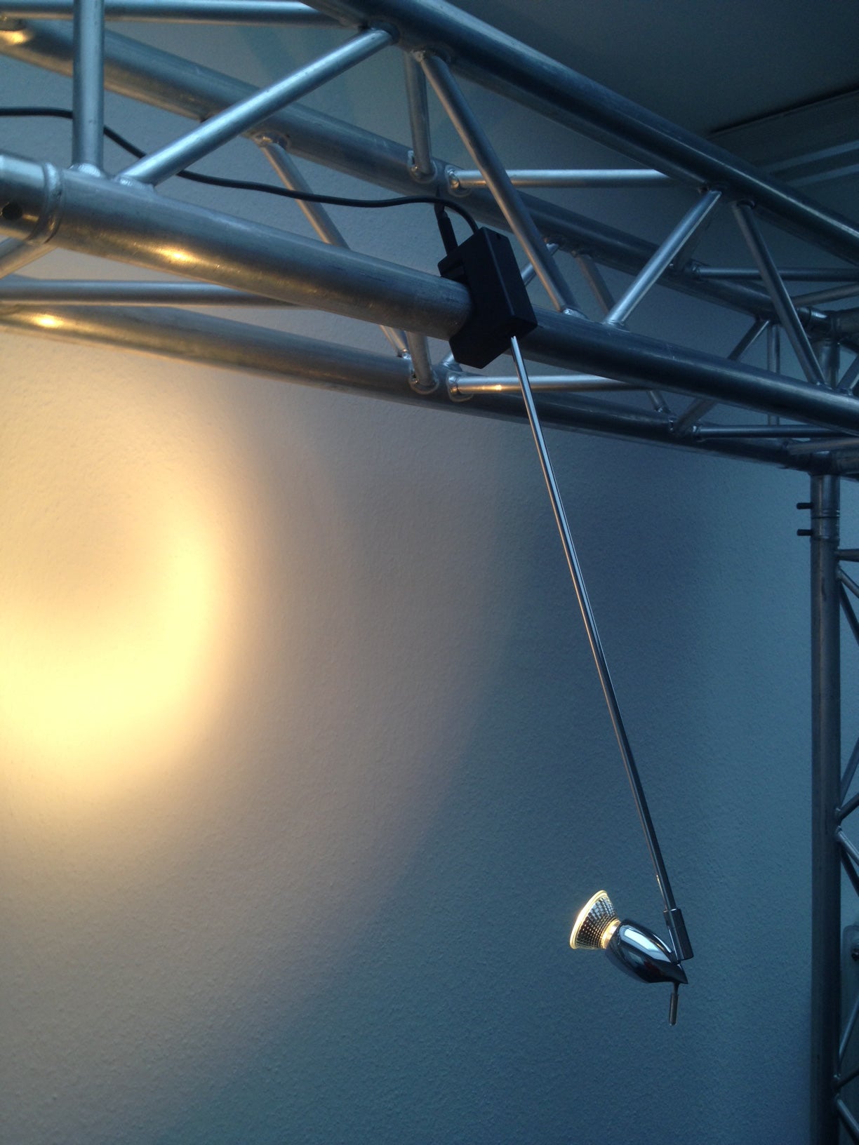 Design-Auslegestrahler / Displayleuchte in Chrom mieten – stylisch, bis 50 W
