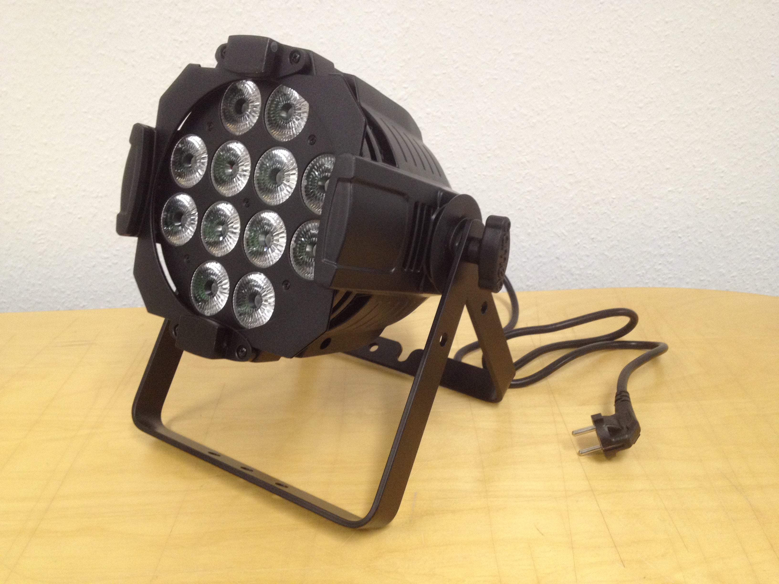 Cameo Tour LED mieten – 12 x 12 W 6in1 RGBWA+UV Studio PAR Scheinwerfer