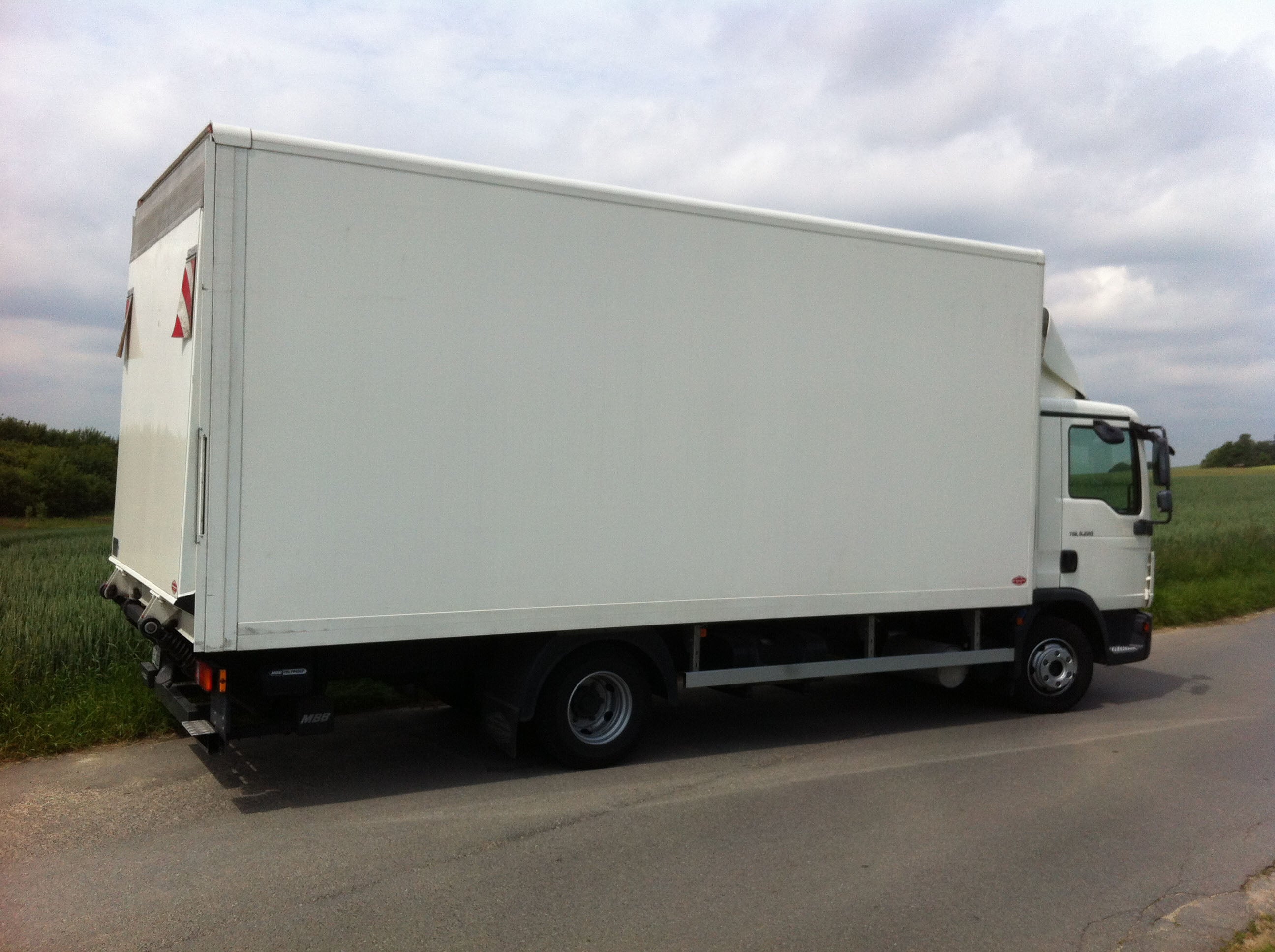 MAN 7,5 t Lkw mit Fahrer mieten – Koffer mit Hebebühne 1,5 t – 2