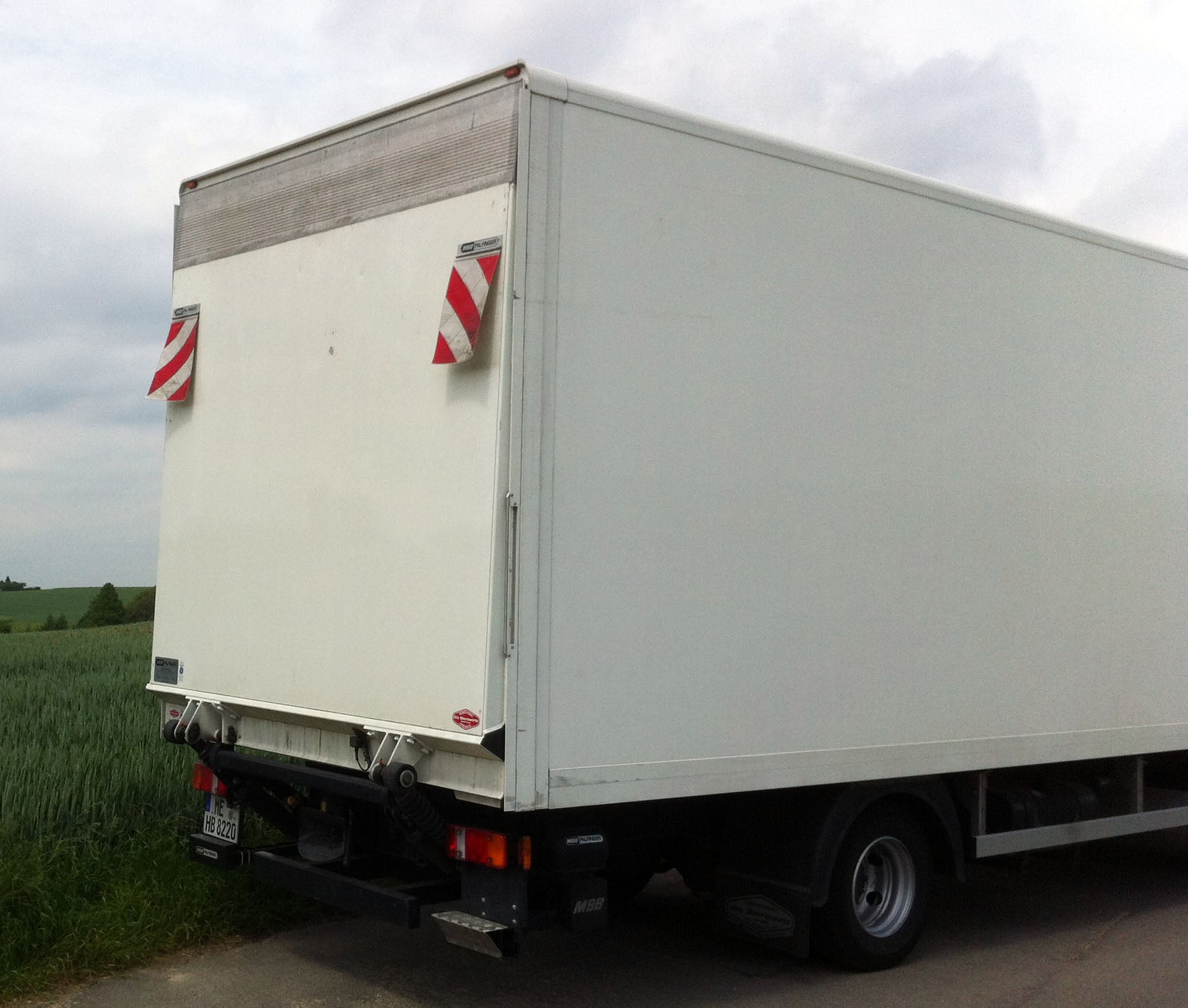 MAN 7,5 t Lkw mit Fahrer mieten – Koffer mit Hebebühne & AHK – 3