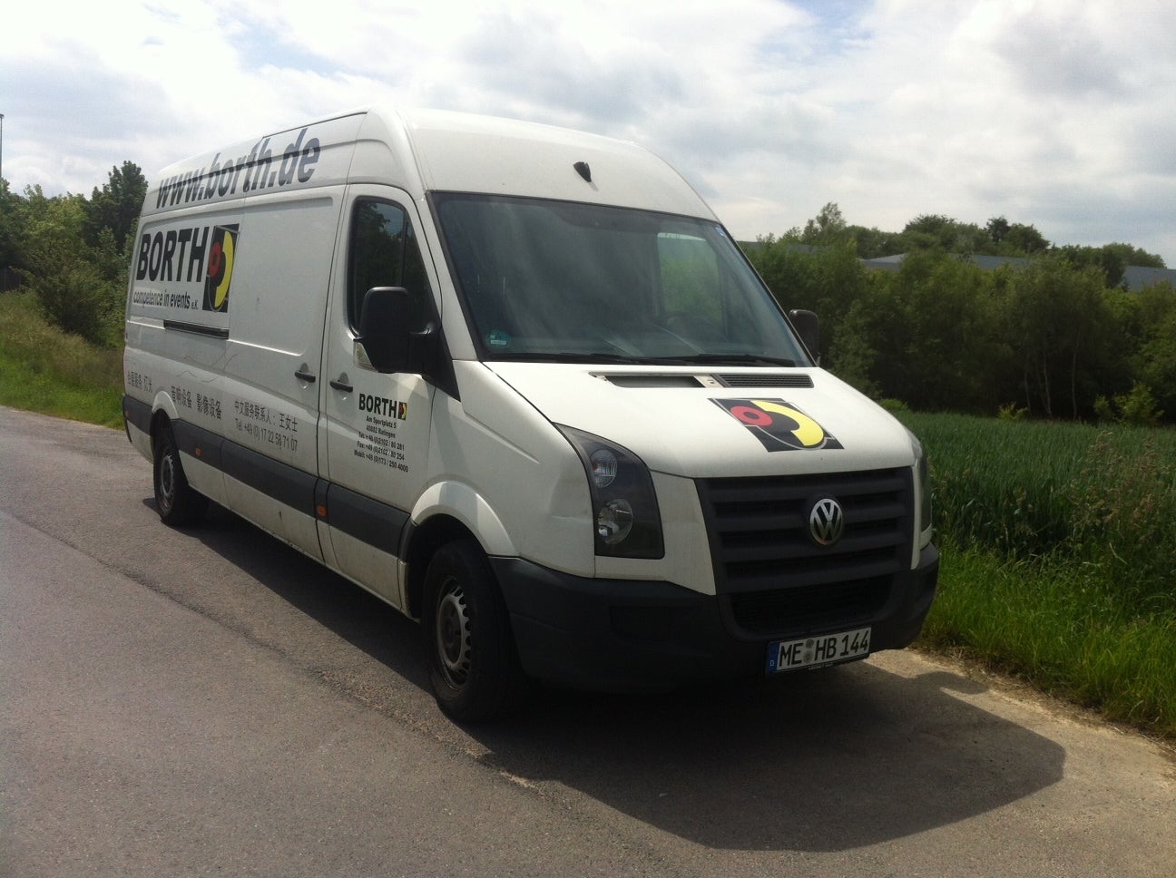 VW Crafter 3,5 t mieten mit Fahrer – Kasten-Lkw mit AHK & großer Ladefläche