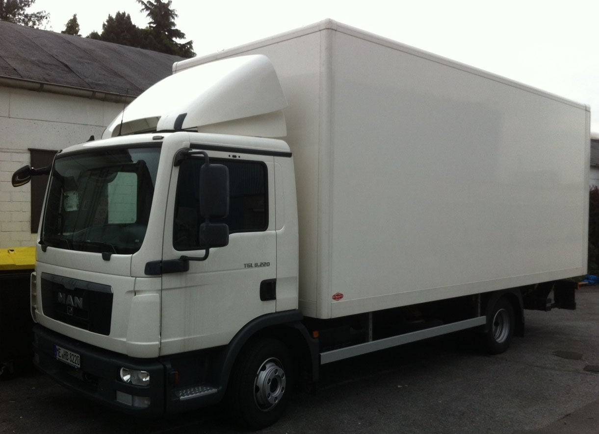 MAN 7,5 t Lkw mit Fahrer mieten – Koffer mit Hebebühne & AHK