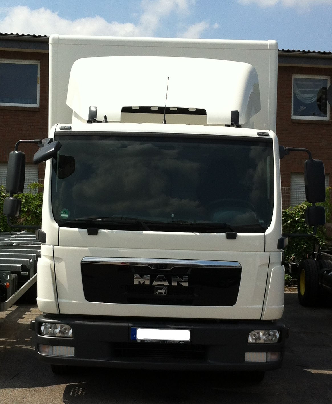 MAN 7,5 t Lkw mit Fahrer mieten – Koffer mit Hebebühne & AHK – 2