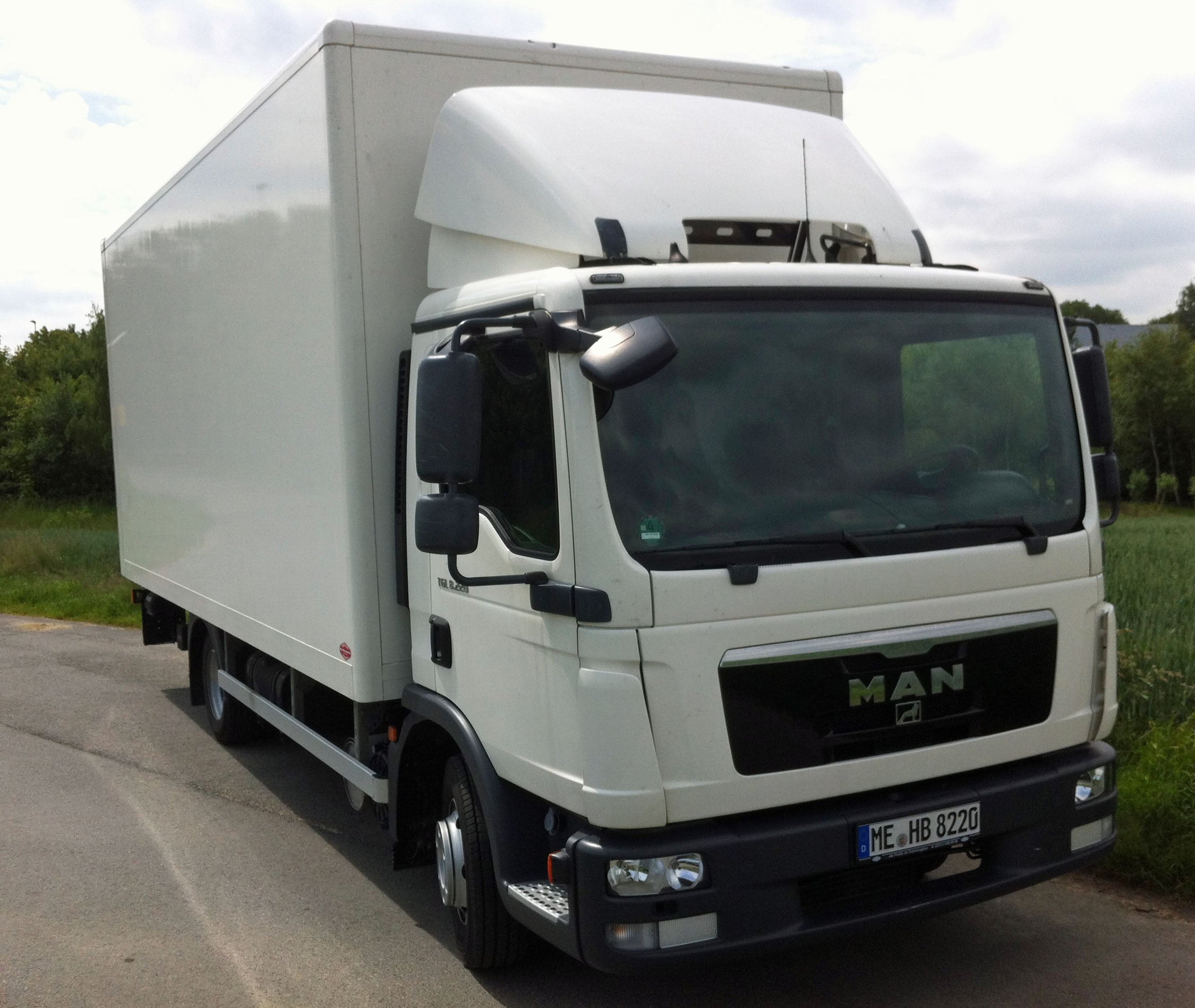MAN 7,5 t Lkw mit Fahrer mieten – Koffer mit Hebebühne & AHK