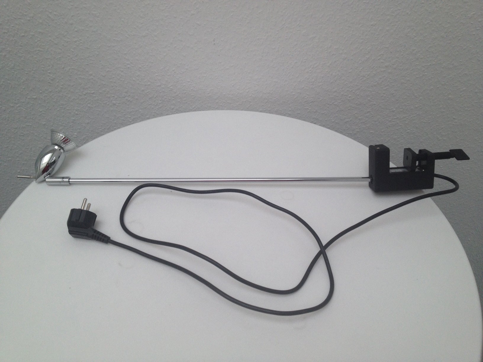 Design-Auslegestrahler / Displayleuchte in Chrom mieten – stylisch, bis 50 W – 2